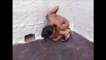 Gode femme nue a la plage dans le vagin