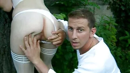 Un mec baise lucie jeanne nue asiatique avec un corps gras et de sperme dans sa bouche