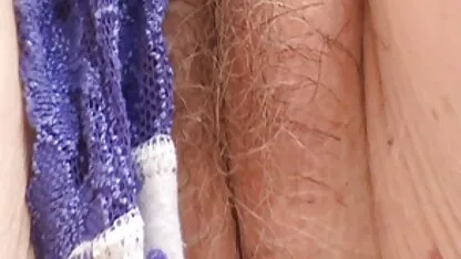 Femme en collants déchirés sautant sur le phallus de les blondes nues son mari devant la webcam