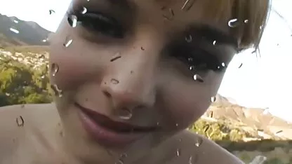 Deux femmes jolies nues de la police sucer élastique délinquant membre dans la chambre à coucher