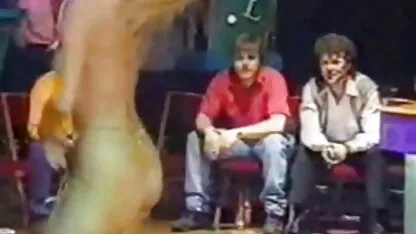 MILF sucer le pénis amant devant la les femmes nues caméra