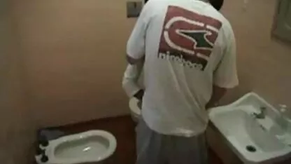 Mec éjacule femme mince nue beaucoup