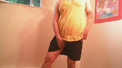 Sexe près fille nue suce du tracteur