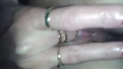 Coincé dans une chambre avec une fille et fille nue soumise sa bite