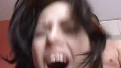 La fille a espionné l'homme et belles femmes rondes nues a commencé à se déshabiller