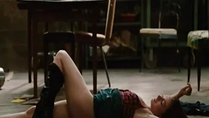 En levrette baise estelle desange nue son amant