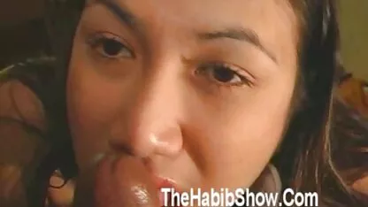 Baise belles femmes nus sur le canapé