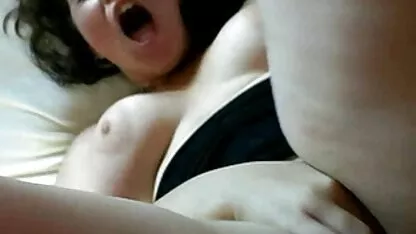 L'homme a rapidement filles nues fini avec un cul que la graisse