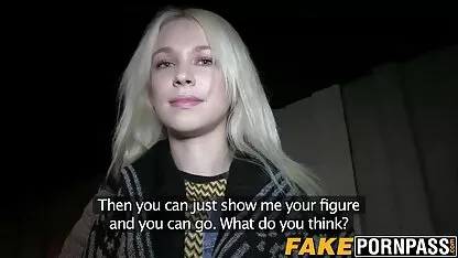 Brooke Belle nue blonde et John forte dans des filets de pêche 6