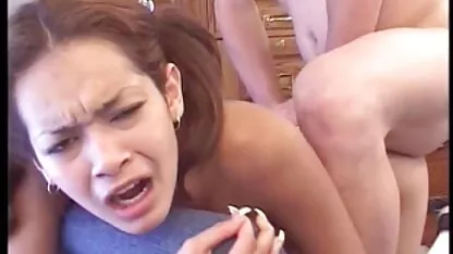 Une femme devant la photo de la fille nue gros sein caméra montre le trou rose