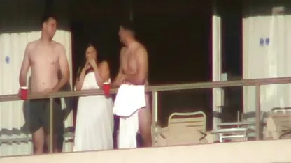 Busty blonde se réveille milf en pantalon et une chemise avec un nue fille baiser