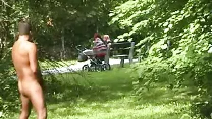 La fille dans fille twerk nue le jeune pull rouge saute sur l'unité d'en haut et donne un cancer anal