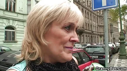 L'homme frottant femms nues son pénis dans les lèvres de son amant, finit dans sa culotte