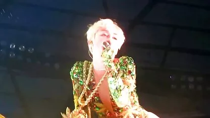 Nu sur une femmes obeses nues planche à roulettes