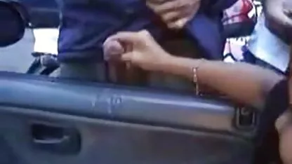 Une femme d'affaires avec clara morgane toute nue des lunettes collent sur sa chatte et son cul en même temps.