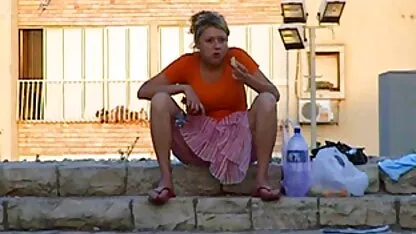 Danny fille ronde nue Dee déchiré mamelons bas dans bureau salle de bain