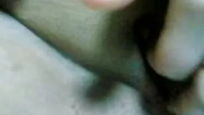 Les filles enlèvent sophie duez nue leur pantalon et caressent les fesses avec un doigt