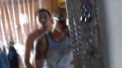 Busty fille huiler le pénis de l'homme et caressant fille ronde nue