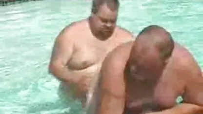 Blonde en robe bleue se rend à un homme femme magnifique nue noir dans différentes poses