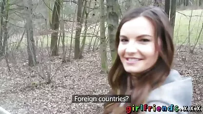 Lesbienne adolescent avec une belle corps test dehors certains godes sur la fille bonne nue canapé