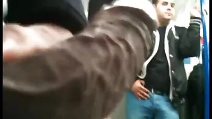 Beauté femme a lunette nue Blonde baise un gars agile sur le lit