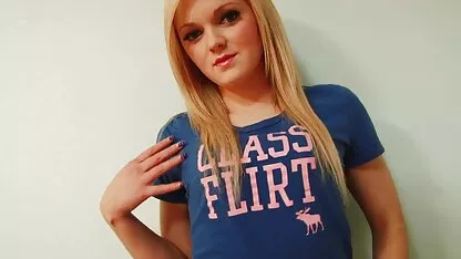 Blonde se masturber fille mignonne nue doigts chatte sur le lit après le sommeil