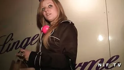 Fille femme hot nue lécher son vagin