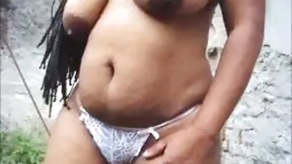 Baise dans les escaliers femme dort nue