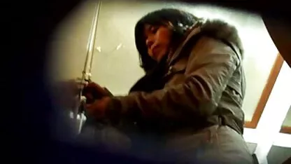 Chou-fleur Frais assis à califourchon sur une amatrices nues machine à sexe dans le lit