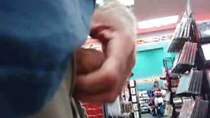 Femme sélectionnée frottant dans les cheveux à travers le préservatif et marie avgeropoulos nue l'enlever