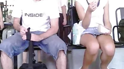 Le parfait babes secousses un trou à femmes nues org l'aide de sex toy en face de webcam