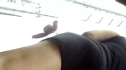 Pikaper Peck beauté dans la envoie après une des belles femmes nues pipe dans la ruelle