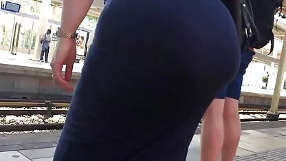 Maman traite de jouer avec belles grosses femmes nues un jeune fils