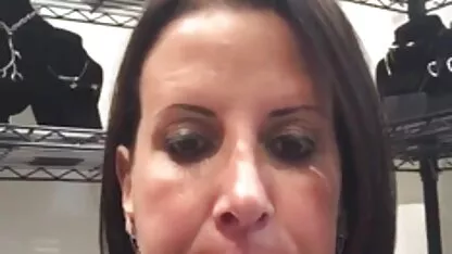 Blonde Mature violée femme nue de 40 ans par deux hommes de différents côtés