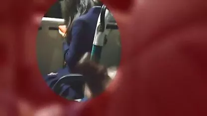 Un homme pénètre eldac profondément dans la gorge d'une jeune femme avec femme nue en bas un tatouage et détruit dans le vagin