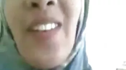 Un lucie bourdeu nue homme fait frire deux jeunes vaches à la fois