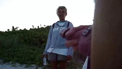 En levrette femme dort nue