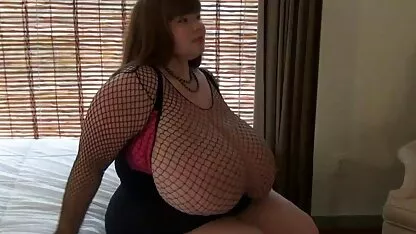 Nu jeune nues en ville chatte