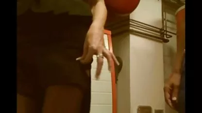 Belle fille twerk femme nue baise au bord de la piscine